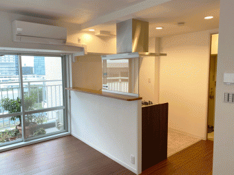 清楚なホワイトとシックなブラウンの調和が素敵な家　品川区S様邸